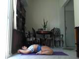 Latina fazendo yoga