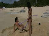 Meninas na praia de nudismo