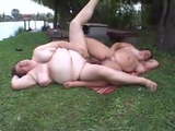 Gorda desfrutando de sexo no parque