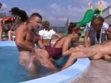 Sexo em grupo em uma piscina